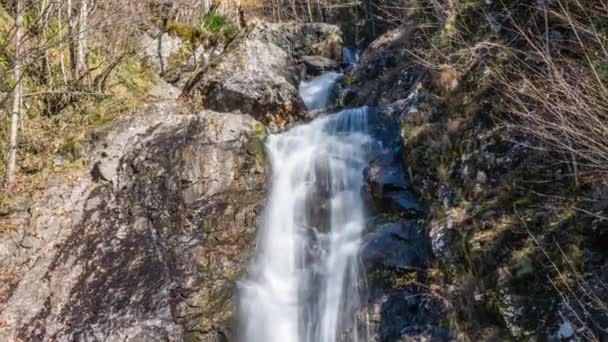 Bela cachoeira fluindo sobre um penhasco. Abcásia — Vídeo de Stock