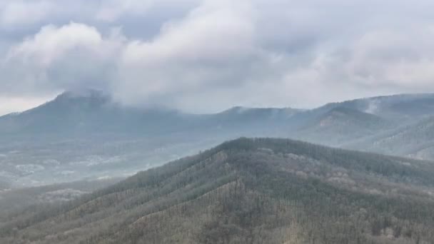 Paisaje otoñal con las montañas rusas del Cáucaso — Vídeo de stock