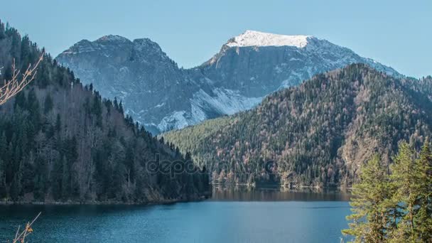 Lago Ritsa e le montagne del Caucaso in Abkhazia — Video Stock