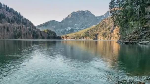 Ρίτσα λίμνη και τα βουνά του Καυκάσου στην Αμπχαζία — Αρχείο Βίντεο