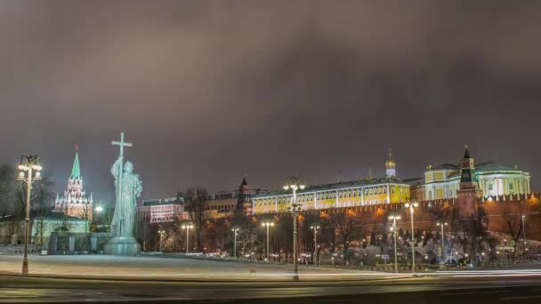 Памятник Владимиру в Москве ночью — стоковое видео
