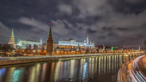 Vista all'alba del Cremlino di Mosca e del fiume Mosca a Mosca, Russia. Architettura e punto di riferimento di Mosca, paesaggio urbano di Mosca — Video Stock