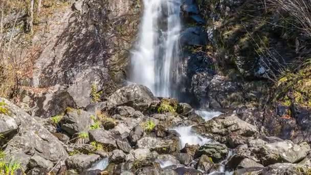 Cascade coulant sur une falaise. Abkhazie 