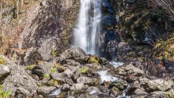 Cascata che scorre su una scogliera. Abcasia — Video Stock