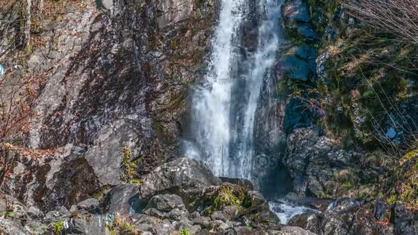 Cascada que fluye sobre un acantilado. Abjasia — Vídeo de stock