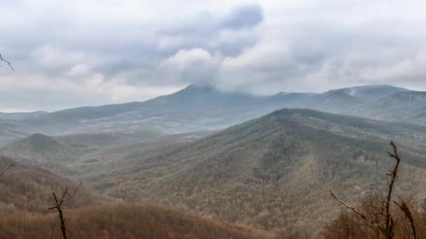 Paisaje otoñal con las montañas rusas del Cáucaso — Vídeo de stock