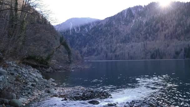 Lago Ritsa e le montagne del Caucaso in Abkhazia — Video Stock