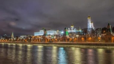 Rusya, Moskova, Moskva Nehri, Köprü ve Kremlin 'in gece manzarası