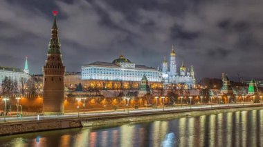 Rusya, Moskova, Moskva Nehri, Köprü ve Kremlin 'in gece manzarası