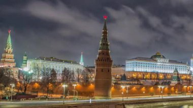 Rusya, Moskova, Moskva Nehri, Köprü ve Kremlin 'in gece manzarası