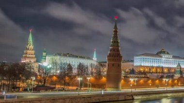 Rusya, Moskova, Moskva Nehri, Köprü ve Kremlin 'in gece manzarası