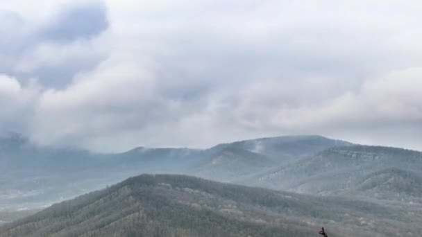 Φθινοπωρινό τοπίο με ρωσικό Καύκασο βουνά — Αρχείο Βίντεο