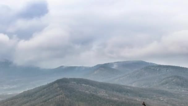 Herfst landschap met de Russische Caucasus Mountains — Stockvideo