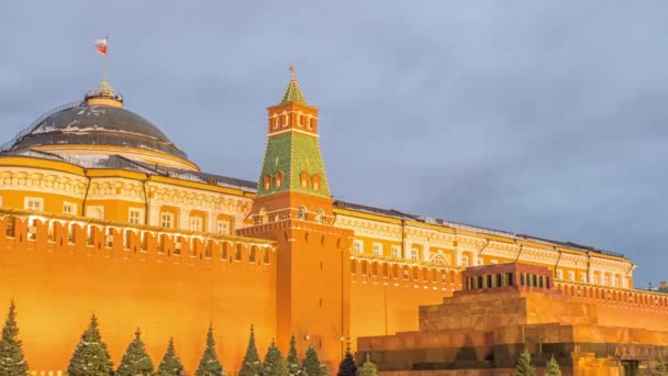 Vista nocturna de la Plaza Roja de Moscú, el Mausoleo de Lenin y el edificio del Gobierno ruso — Vídeo de stock