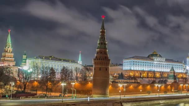 Rusia, Moscú, vista nocturna del río Moskva, el puente y el Kremlin — Vídeo de stock