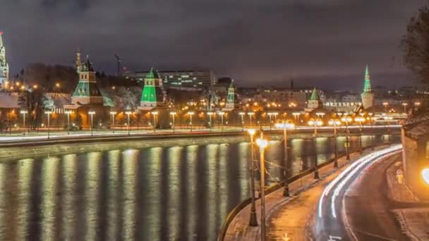 Russia, Mosca, vista notturna sul fiume Moskva, sul ponte e sul Cremlino — Video Stock