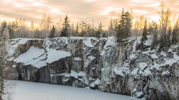 在 Ruskeala，在冬天，俄罗斯卡累利阿的大理石 kanyon — 图库视频影像