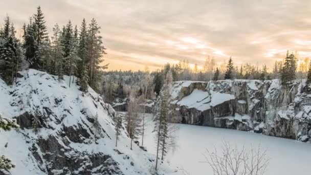 Marmeren kanyon in Ruskeala, Karelië in de winter, Rusland — Stockvideo