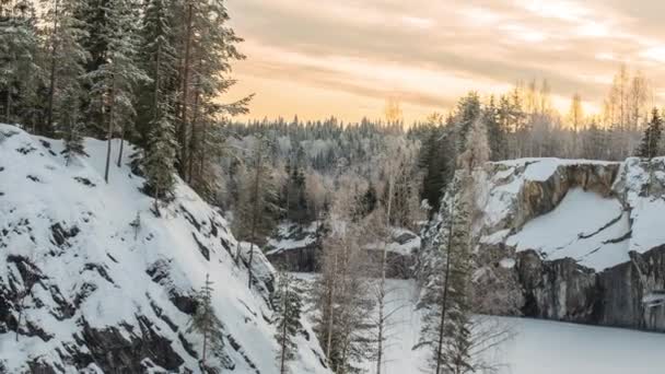 Kanyon de mármol en Ruskeala, Karelia en invierno, Rusia — Vídeo de stock