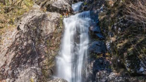 Красивий водоспад тече по скелі. Абхазія — стокове відео