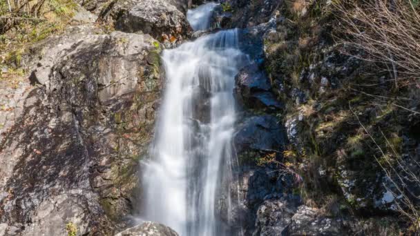 Hermosa cascada que fluye sobre un acantilado. Abjasia — Vídeos de Stock