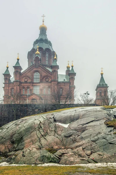 Uspenská katedrála na skále ve finském hlavním městě Helsinkách — Stock fotografie