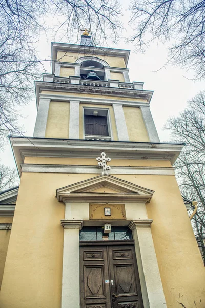 Klokkentoren van Holy Trinity Church, Helsinki. — Stockfoto