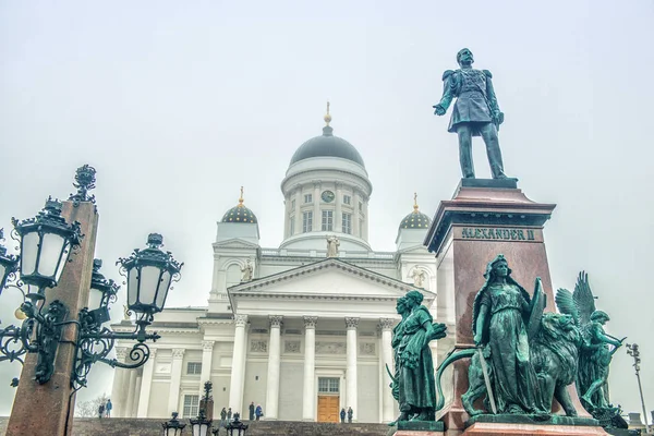 Helsingfors domkyrka och monument till alexander ii, finland — Stockfoto