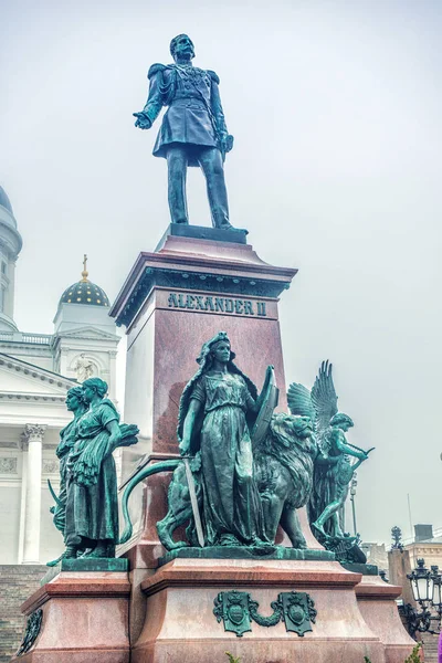 Helsinki cathedral en monument van alexander ii, finland — Stockfoto