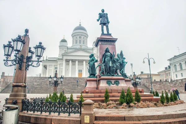 Helsingfors domkyrka och monument till alexander ii, finland — Stockfoto
