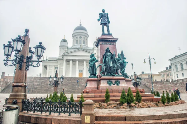 Helsinki cathedral en monument van alexander ii, finland — Stockfoto