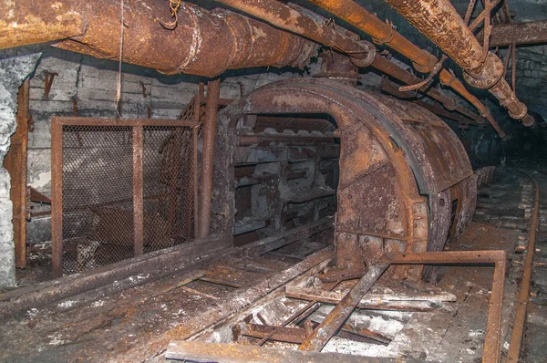 Старая заброшенная шахта . — стоковое фото