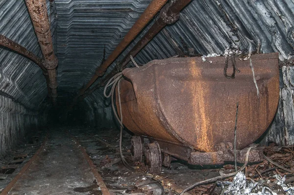 Vagn i gruvan tunneln med skenor — Stockfoto