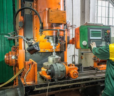 kesici alet ile makine etkinleştirme işlemi bir metal boş bakan