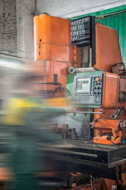 kesici alet ile makine etkinleştirme işlemi bir metal boş bakan