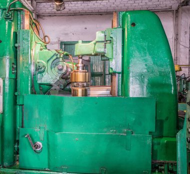kesici alet ile makine etkinleştirme işlemi bir metal boş bakan