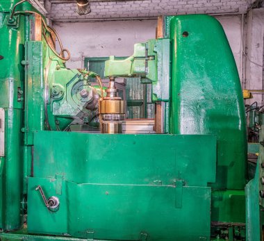 kesici alet ile makine etkinleştirme işlemi bir metal boş bakan