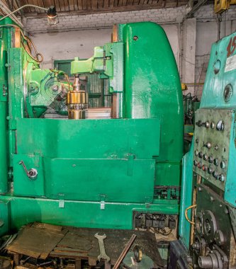 kesici alet ile makine etkinleştirme işlemi bir metal boş bakan