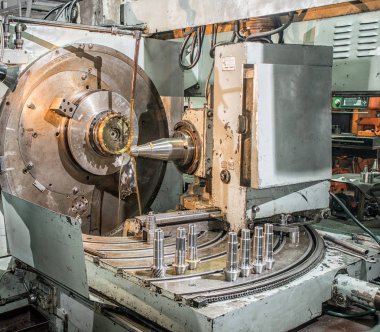 kesici alet ile makine etkinleştirme işlemi bir metal boş bakan