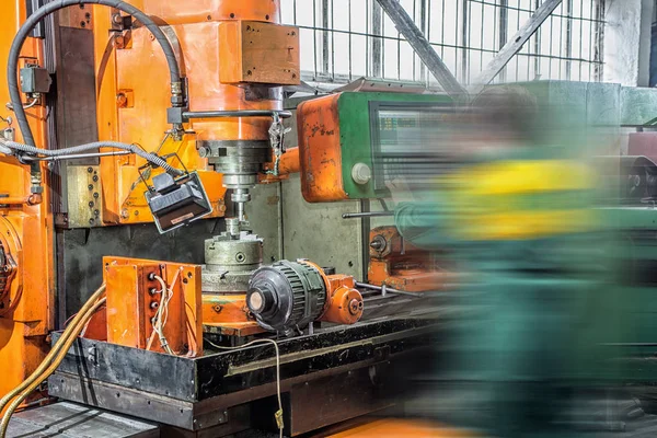 Facing operation of a metal blank on turning machine with cutting tool — Stock Photo, Image