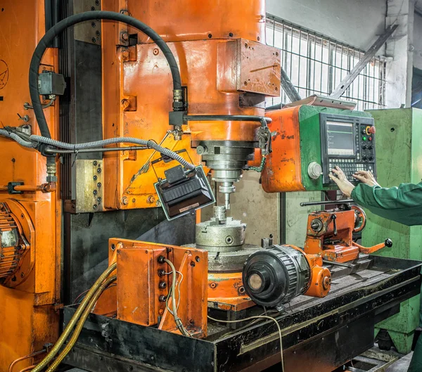 Geconfronteerd met de werking van een lege metaal voor het inschakelen van de machine met snijgereedschap — Stockfoto