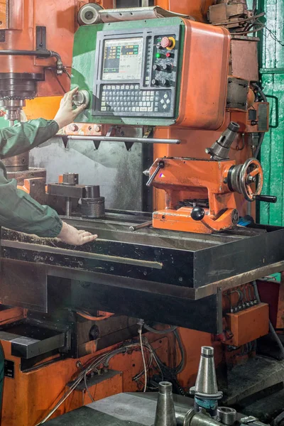 Enfrentando a operação de um metal em branco na máquina de giro com ferramenta de corte — Fotografia de Stock