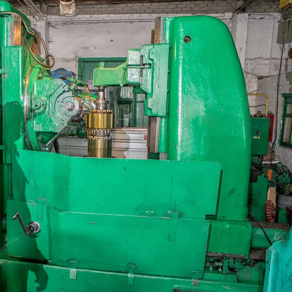 Enfrentando a operação de um metal em branco na máquina de giro com ferramenta de corte — Fotografia de Stock