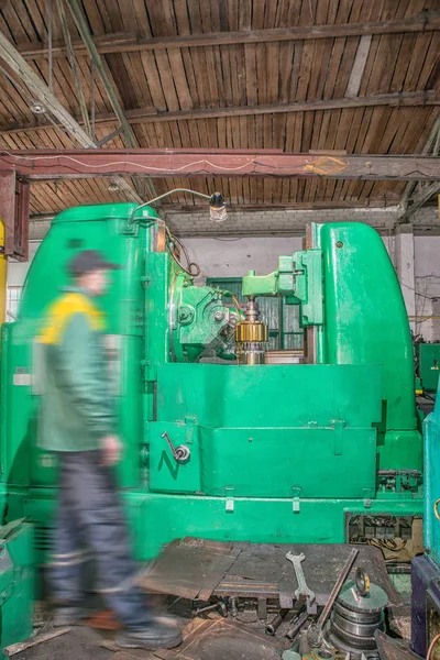 Enfrentando a operação de um metal em branco na máquina de giro com ferramenta de corte — Fotografia de Stock