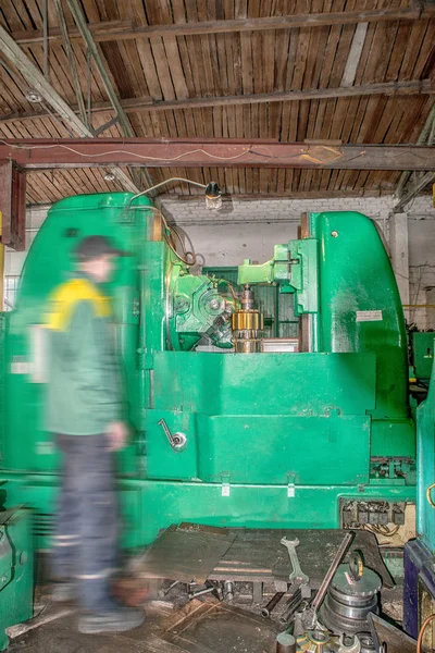 Облицовка металлической заготовки на токарной машине с помощью режущего инструмента — стоковое фото