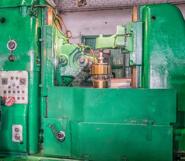 Облицювальна робота металевої заготовки на токарному верстаті з ріжучим інструментом — стокове фото