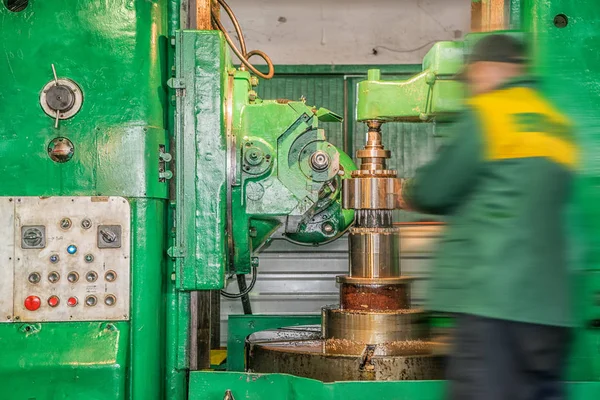 Enfrentando a operação de um metal em branco na máquina de giro com ferramenta de corte — Fotografia de Stock