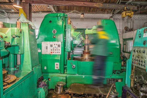 Που αντιμετωπίζει η λειτουργία ενός μετάλλου κενό σε Τόρνοι με Μηχανικές λάμες πριονιού — Φωτογραφία Αρχείου