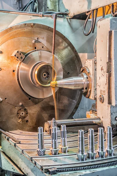 Enfrentando a operação de um metal em branco na máquina de giro com ferramenta de corte — Fotografia de Stock