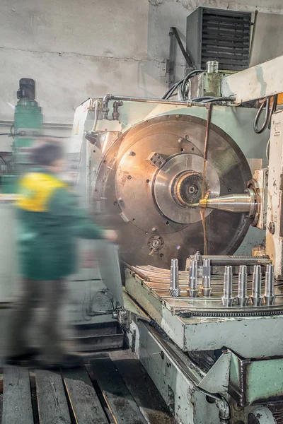 Enfrentando a operação de um metal em branco na máquina de giro com ferramenta de corte — Fotografia de Stock